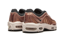 AIR MAX TAILIND 4 WMNS"Metallic Red Bronze" CT1184 900