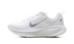Vomero 18 WMNS"White Photon Dust Summit White Metallic Silver" HM6804 104